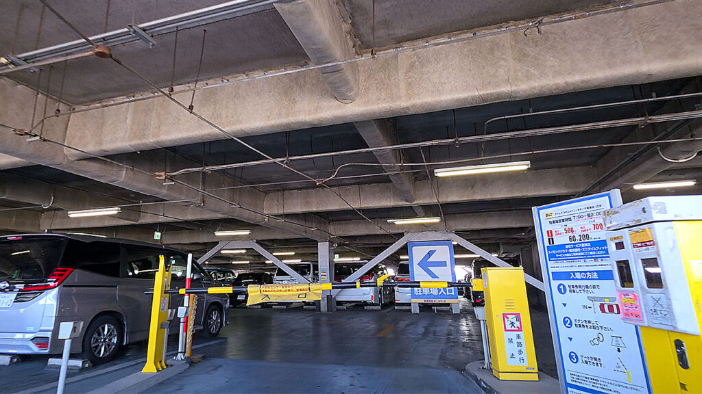 綾瀬店 駐車場入口(立体入口ゲート/発券機)