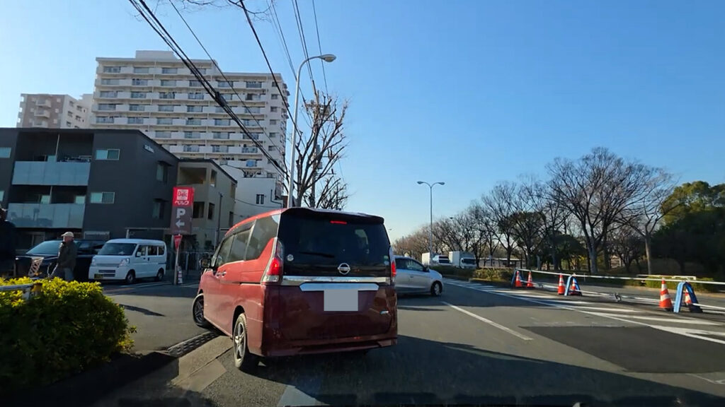 alt：ベルク江戸川臨海店 駐車場入口（左近通り側）