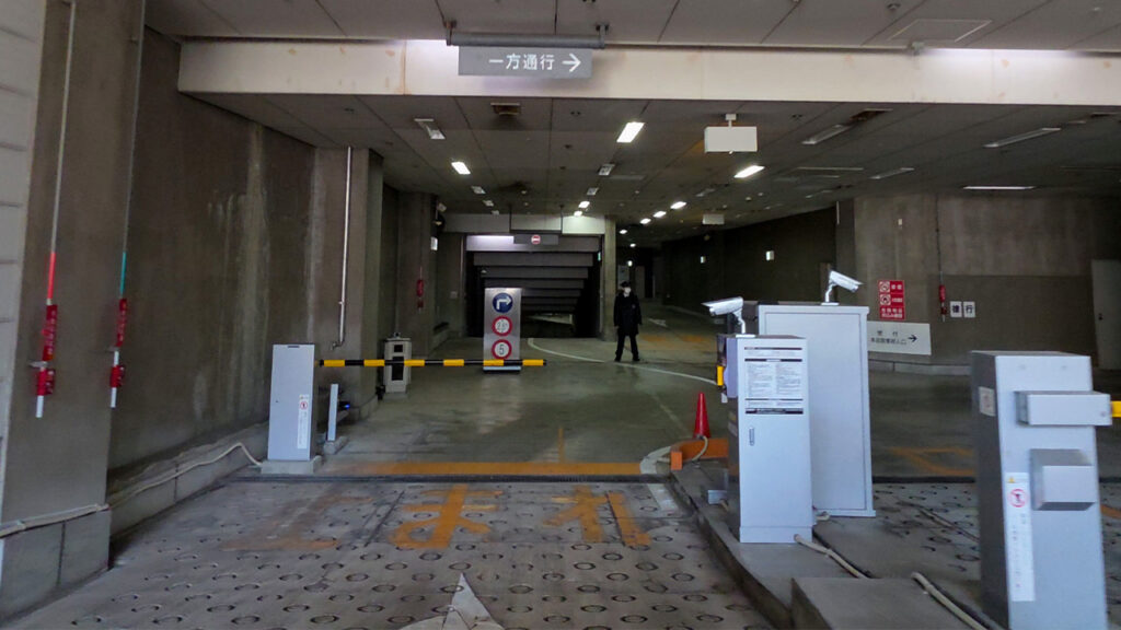 横浜銀行 駐車場入口 入口ゲート（発券機）