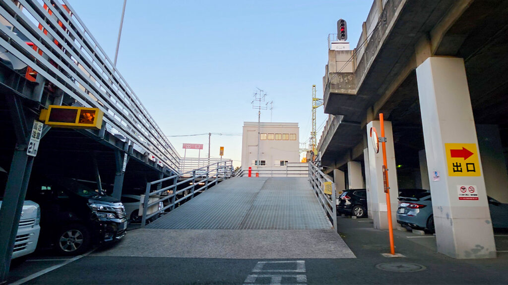 タイムズ京急川崎駅前 2Fへ上がるスロープ