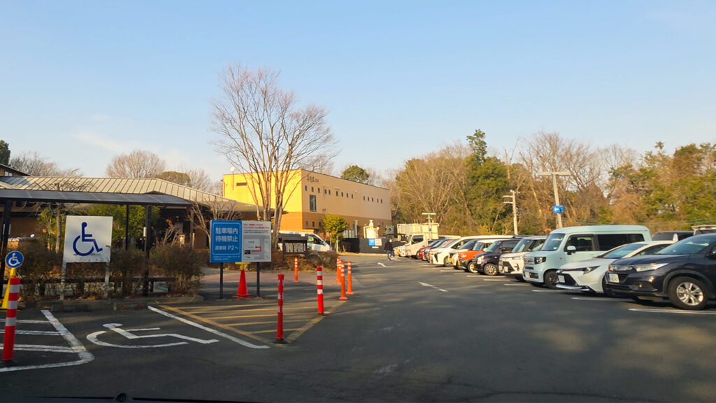 alt：喜楽里別邸 駐車場入口から場内の駐車スペース（区画・通路）