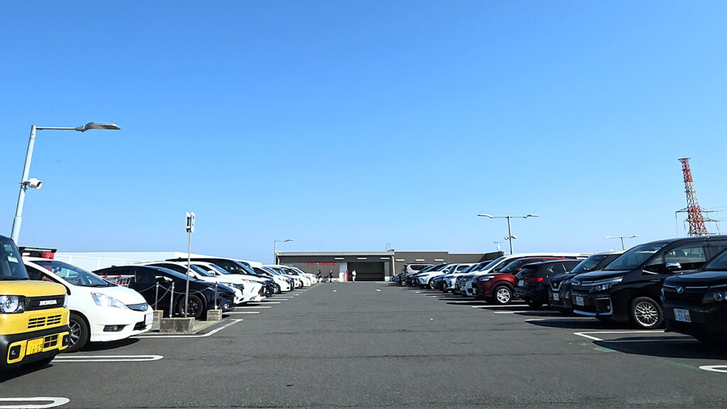 コストコ座間倉庫店 立体駐車場RF（屋上階）の通路と駐車エリア