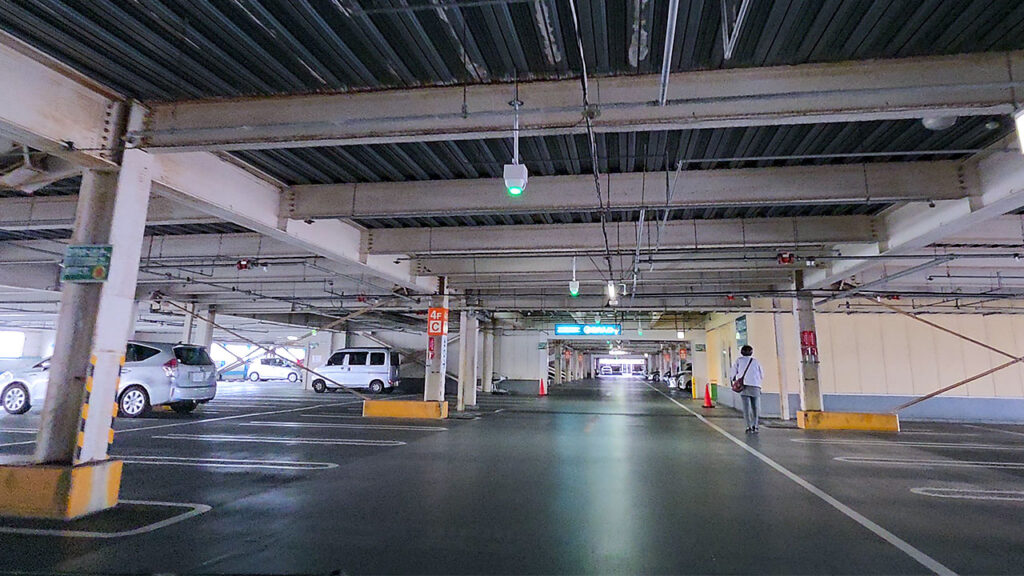 立体4Fフロアの通路の雰囲気（駐車区画と通路の見え方）