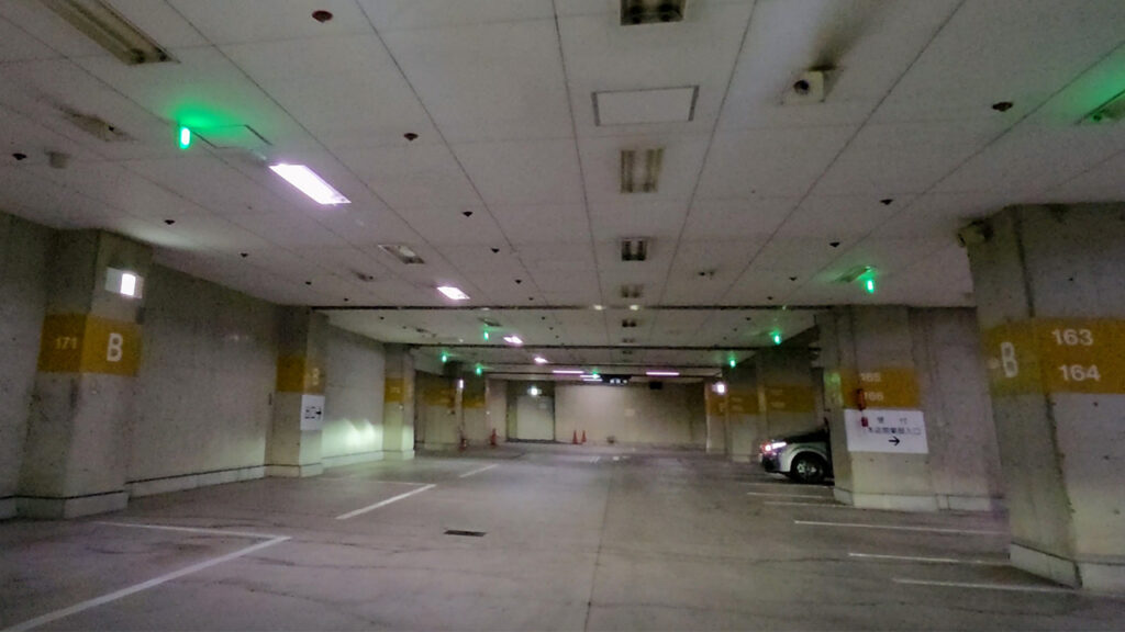 横浜銀行 駐車場入口 地下B1F（駐車位置の見え方）