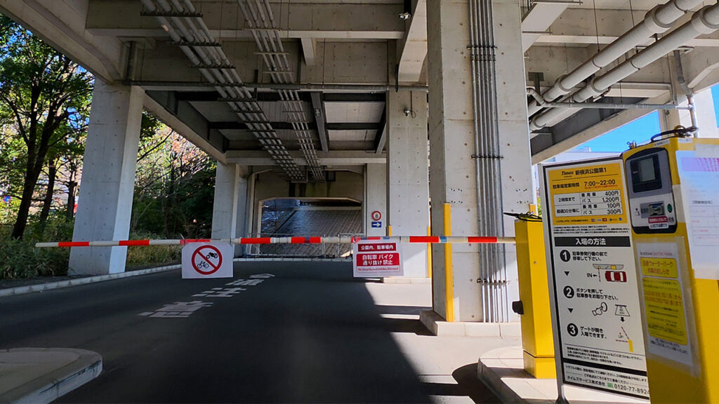 日産スタジアム 第1駐車場 入口ゲート（発券機）と料金案内