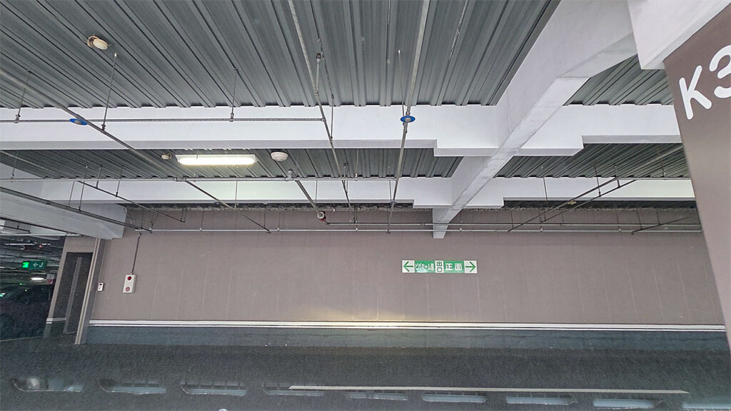 アピタ長津田店 立体駐車場内の案内表示（出口方向）