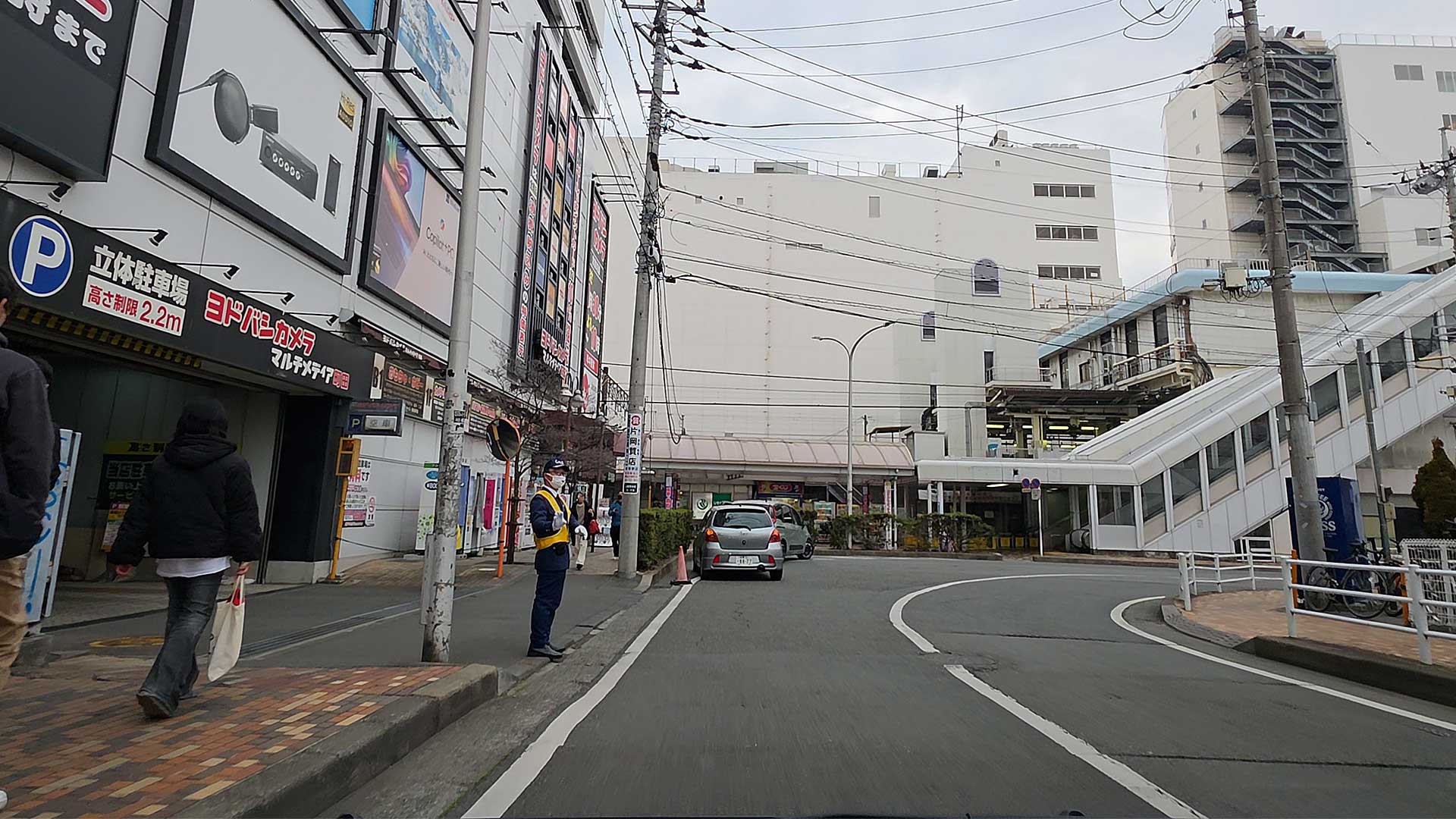 ヨドバシカメラ マルチメディア町田 立体駐車場入口（東京都町田市）