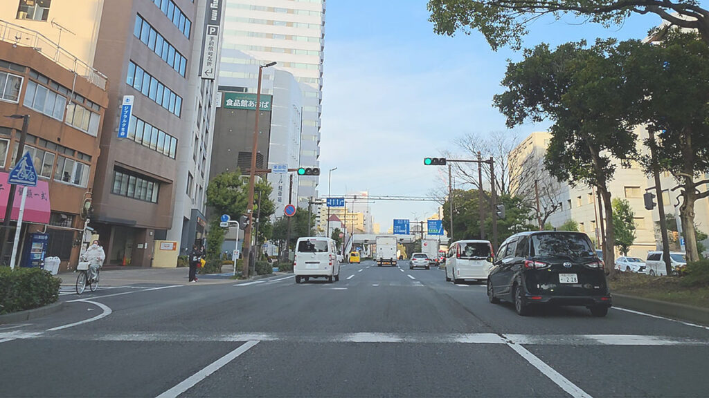 オーケー サガン店 地下駐車場入口へ向かう周辺道路