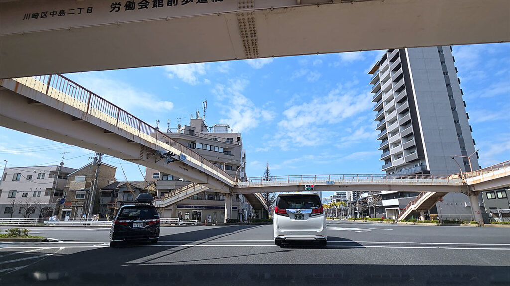 ソリッドスクエア 地下駐車場入口へ向かう労働会館前交差点付近