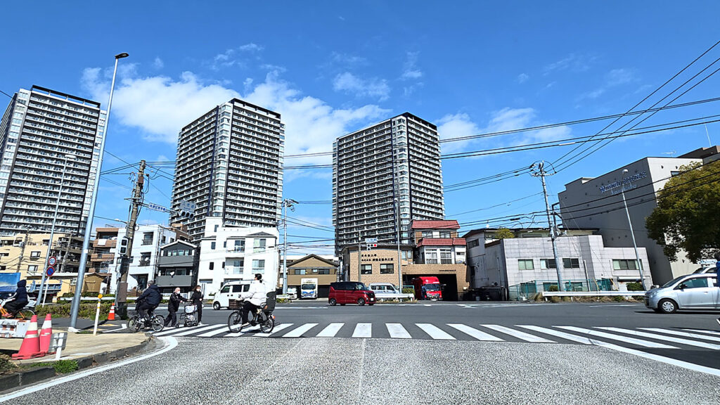 テックランド川崎店 駐車場入口へ向かう交差点付近