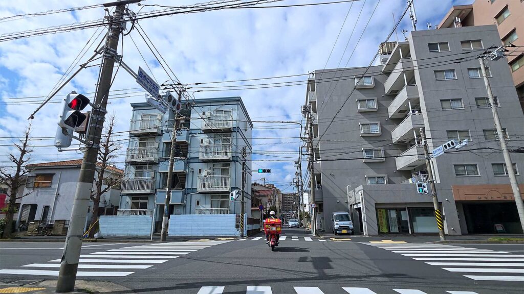 コーナンPRO川崎小田栄店 駐車場入口へ向かう周辺道路と臨港中学校前交差点