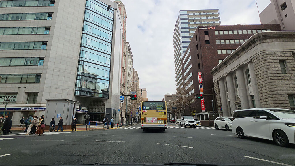 横浜中華街パーキング駐車場入口へ向かう本町四丁目交差点付近