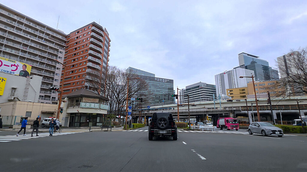 横浜スカイビル 駐車場入口へ向かう高島町交差点付近の道路