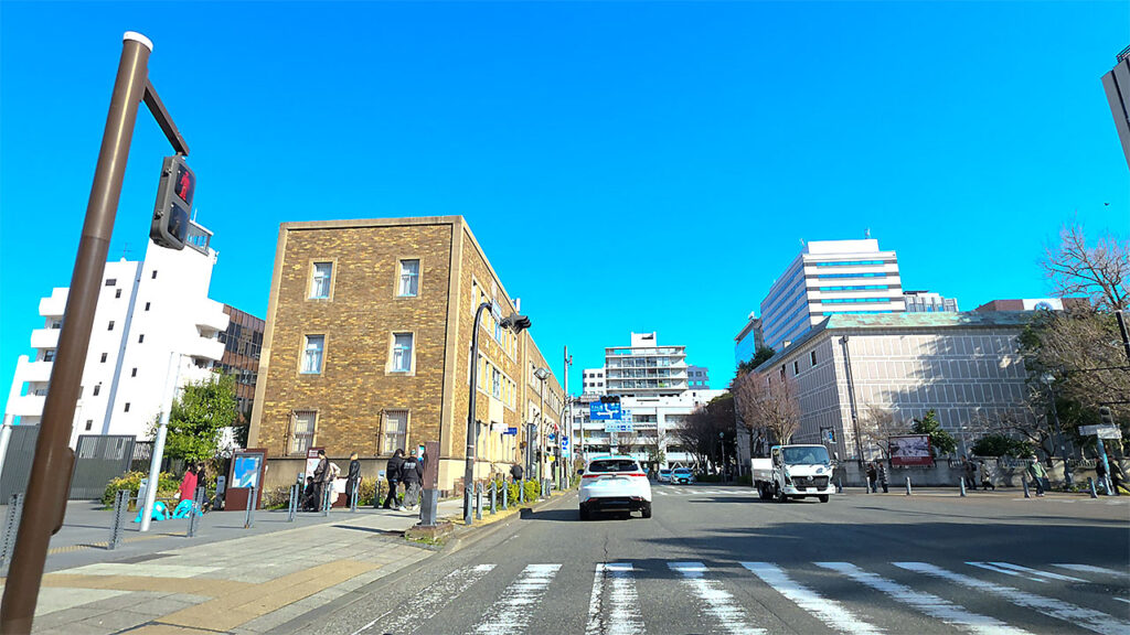 横浜チャイナパーキング 駐車場入口へ向かう横浜開港資料館交差点付近