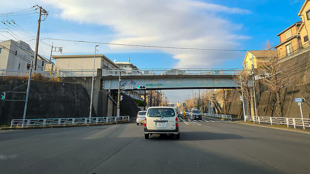 新横浜ラーメン博物館駐車場入口へ向かう三枚橋交差点付近の道路