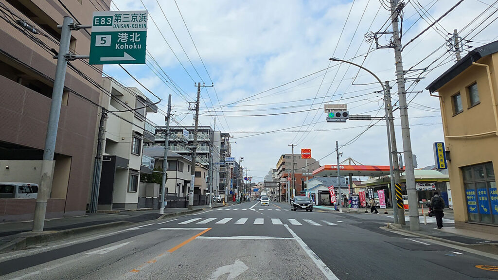 小机駅東側交差点 E83第三京浜港北方面案内標識
