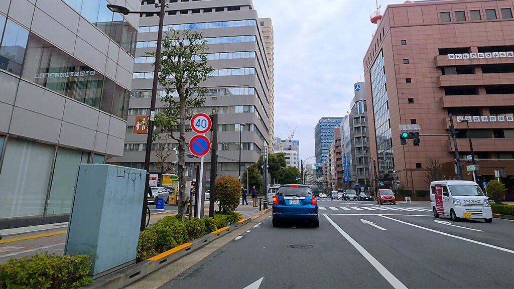 IT tower TOKYO 駐車場入口へ向かう西池袋通り周辺道路