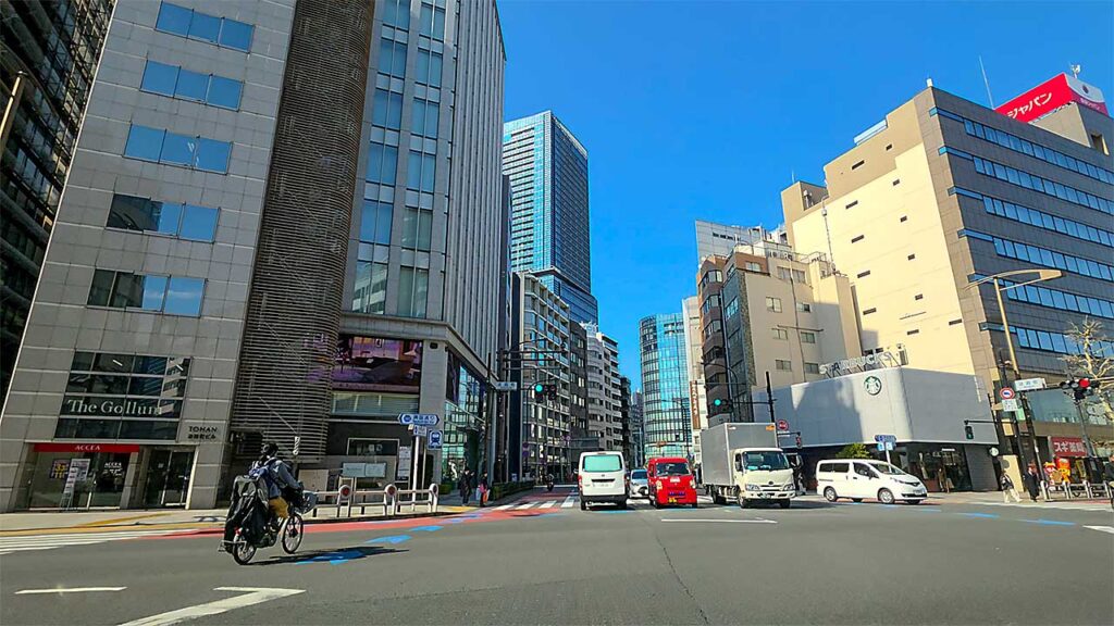 東京科学大学病院 駐車場入口へ向かう淡路町交差点付近の道路