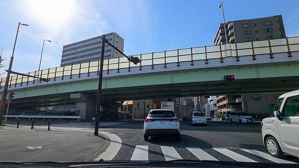ニトリ 川崎元木店 駐車場入口へ向かう競馬場前交差点付近