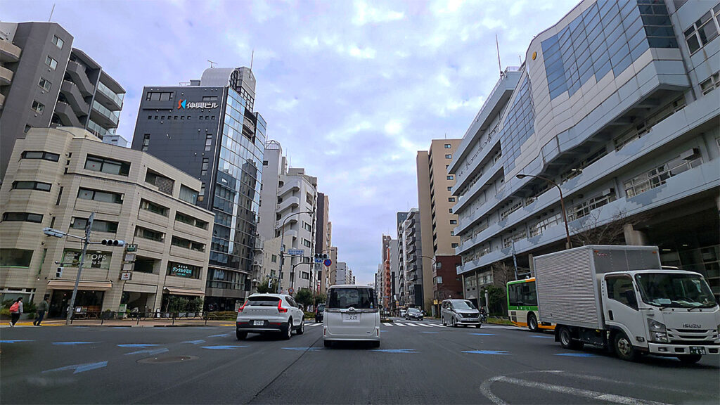 メトロ・エム後楽園 駐車場入口へ向かう茗台中学校前交差点