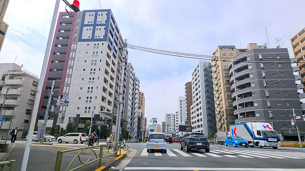  大井町トラックス 駐車場入口へ向かう周辺道路 戸越三丁目交差点付近。ここから大井町方面へ進みます