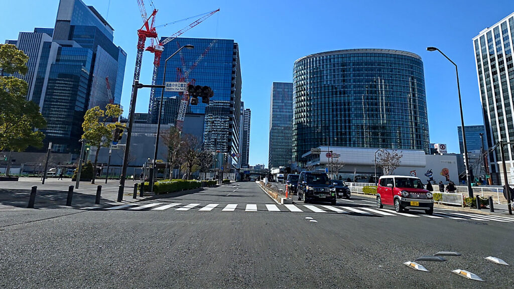 横浜市ポートサイド 駐車場入口へ向かう高島中央公園北交差点付近の道路