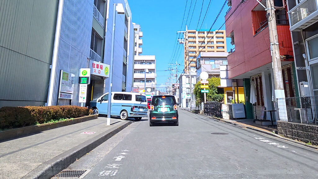 中央林間東急スクエア駐車場入口手前の生活道路