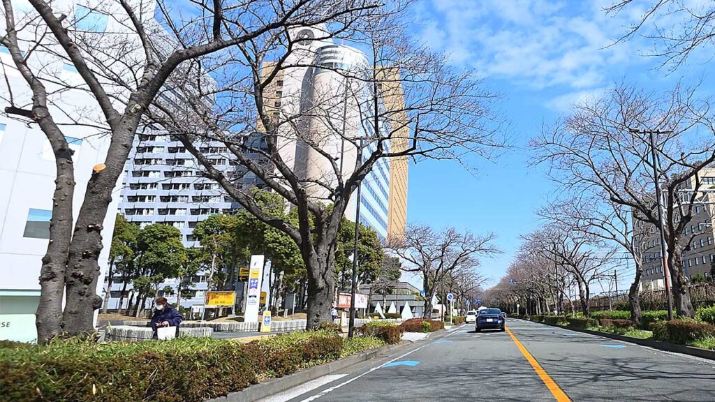 ソリッドスクエア 地下駐車場入口へ向かう周辺道路