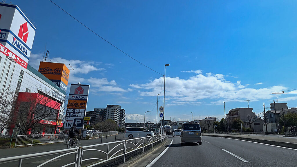 ヤマダデンキ テックランド川崎店 駐車場入口の案内表示