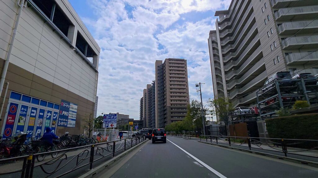 コーナンPRO川崎小田栄店の外観と駐車場入口を示す青い看板