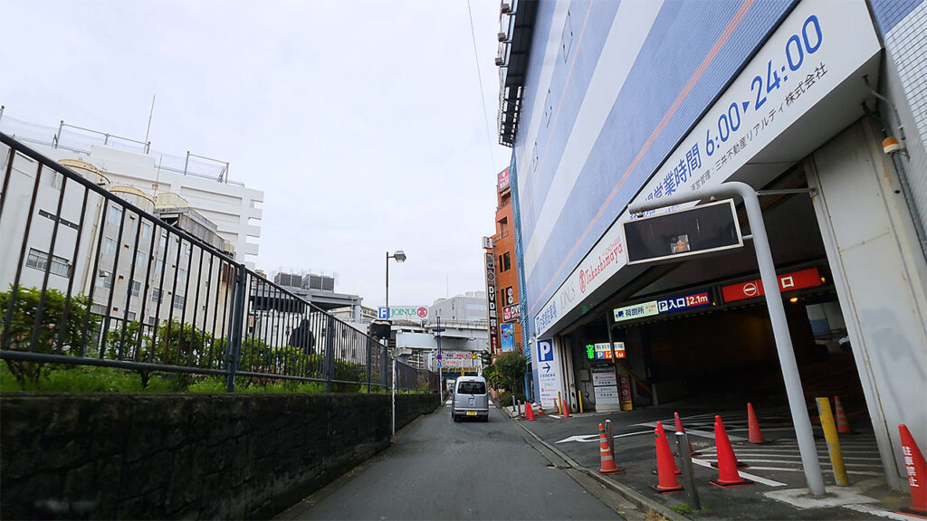 横浜ジョイナス・横浜高島屋の看板が並ぶ立体駐車場入口への車路