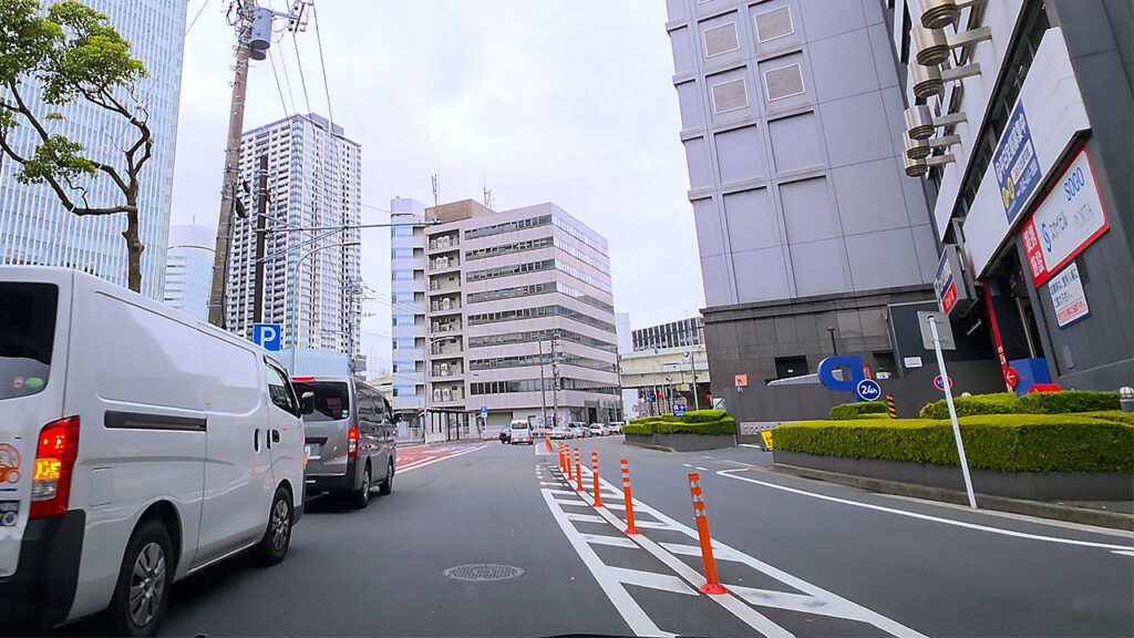 横浜スカイビル 駐車場入口へ進入する直前の道路