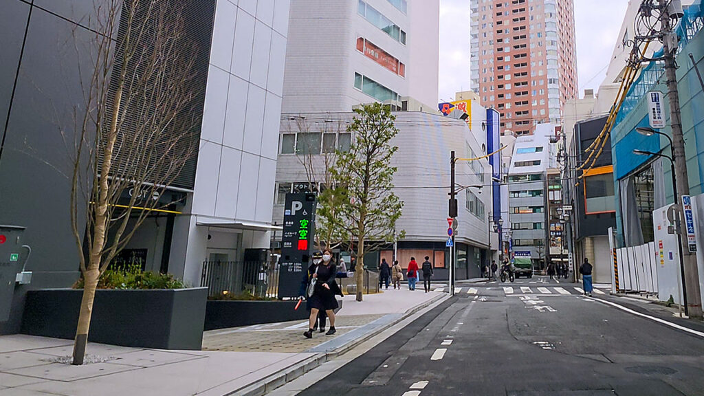 IT tower TOKYO 駐車場入口手前の道路と案内表示