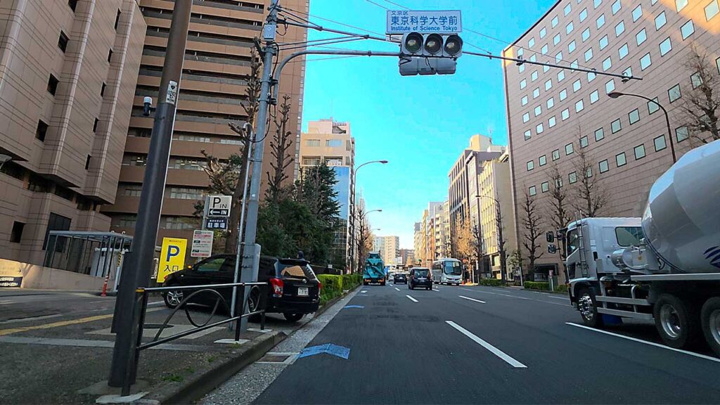 東京科学大学病院 駐車場入口へ向かう本郷通り沿いの案内