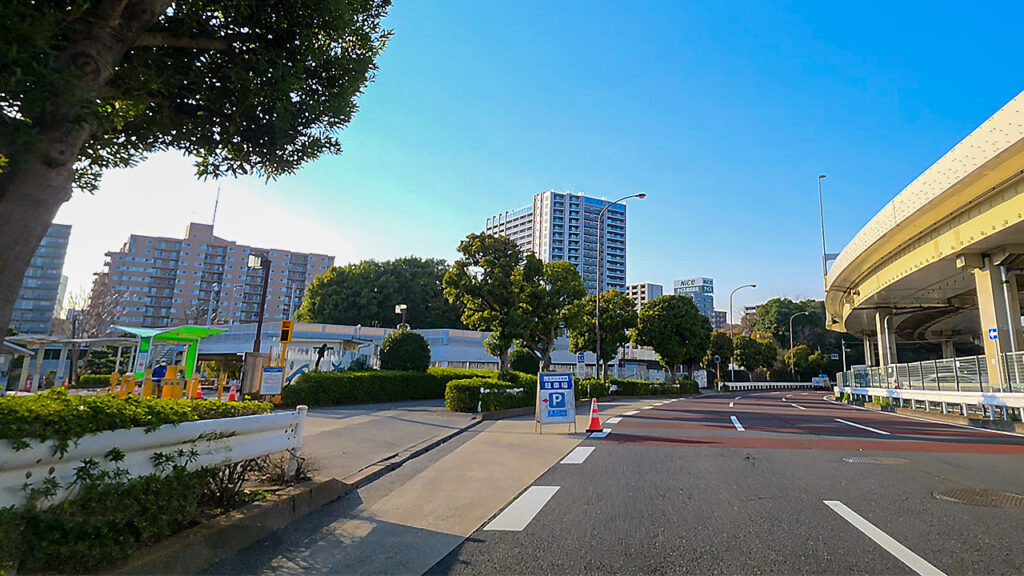 しながわ水族館 立体駐車場入口の案内表示