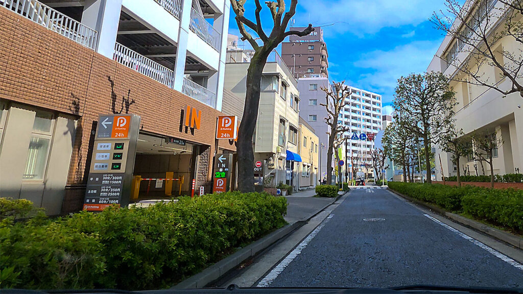 横浜中華街 駐車場入口の案内表示と入口前の様子