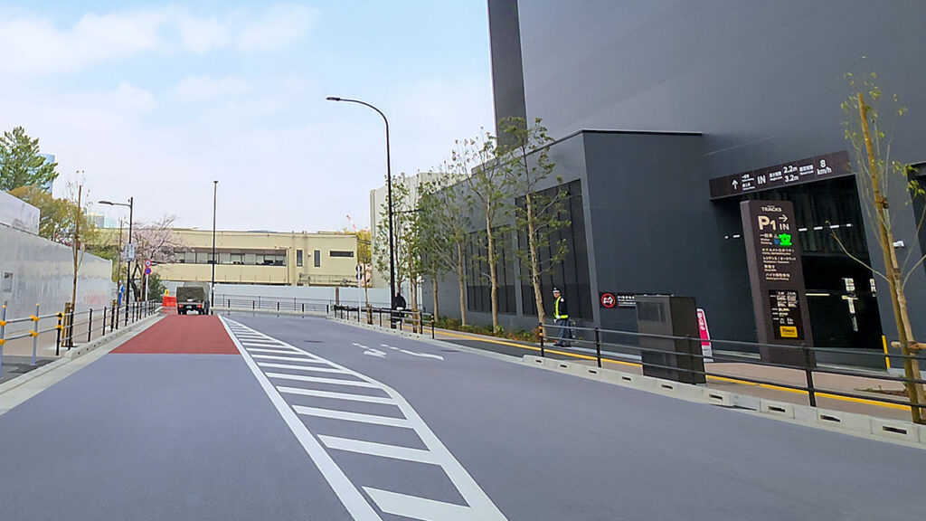 大井町トラックス 駐車場入口の案内表示 施設に近づくと「P1」の案内看板が見えてきます。