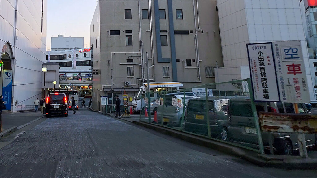 小田急百貨店 駐車場入口の案内表示と平面駐車場入口付近