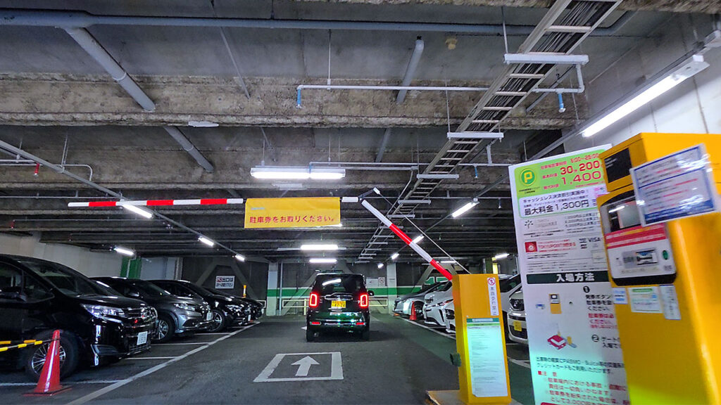 中央林間東急スクエア 立体駐車場 入口ゲート 発券機