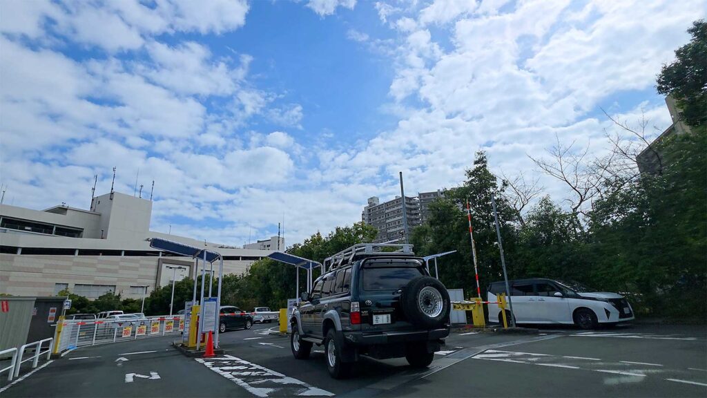 コーナンPRO川崎小田栄店 1階駐車場入口のゲートと入庫待ちの様子