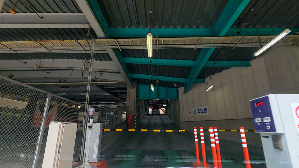 横浜中華街パーキング駐車場入口の入口ゲートと発券機付近