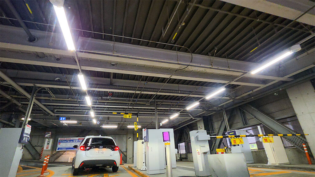 横浜スカイビル 駐車場入口の入口ゲートと発券機