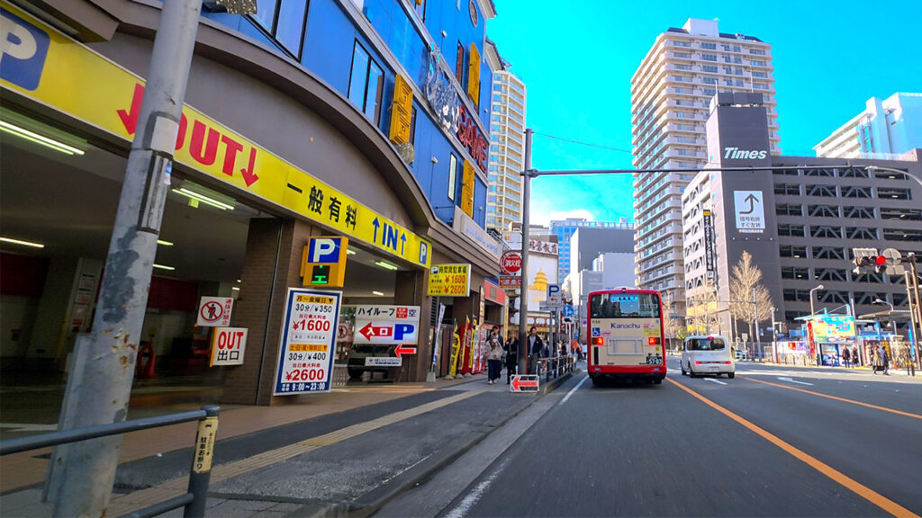 横浜チャイナパーキング 駐車場入口の案内表示と料金看板