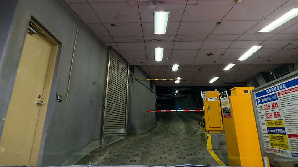 新横浜ラーメン博物館駐車場入口の入口ゲートと発券機