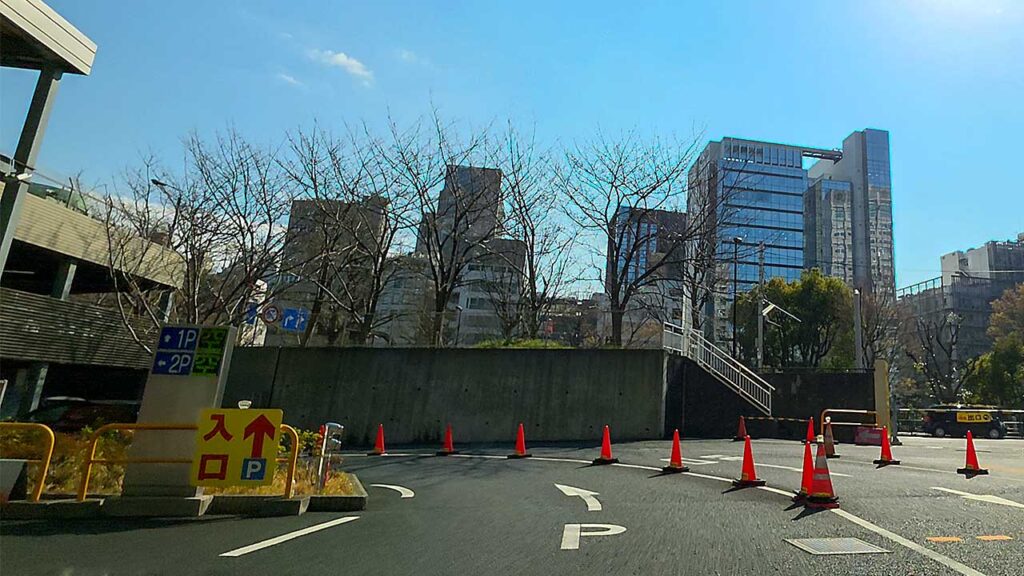 東京科学大学病院 駐車場入口へ進む敷地内ルート