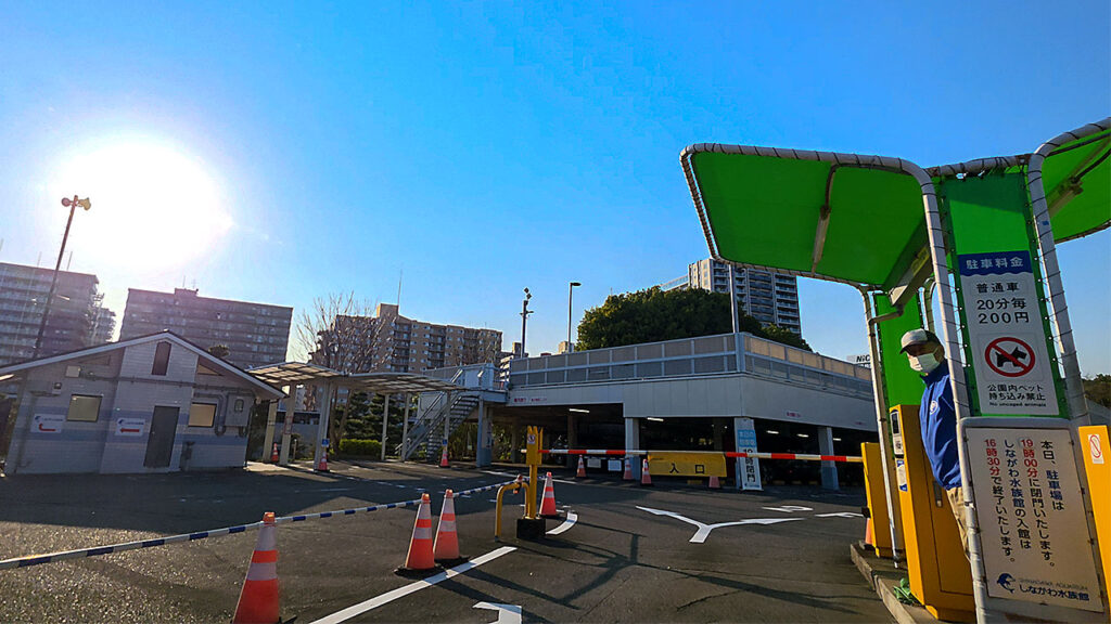 しながわ水族館 立体駐車場入口の入口ゲート付近