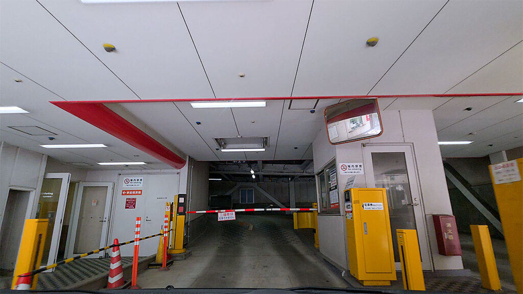 横浜中華街 駐車場入口の入口ゲート付近