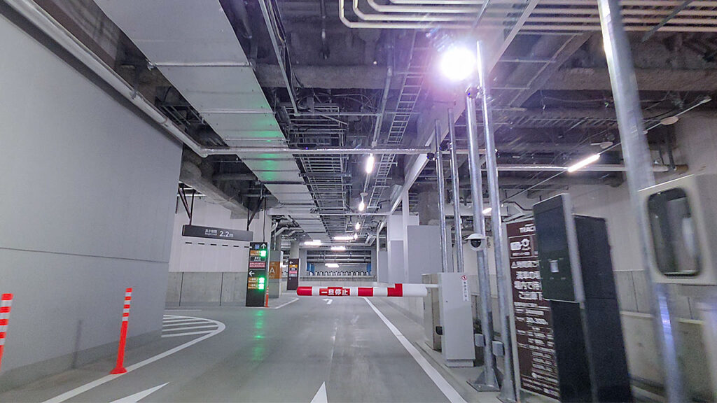  大井町トラックス 駐車場入口ゲート付近