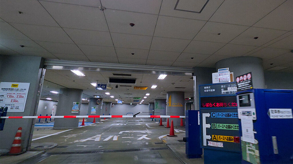 横浜市ポートサイド 駐車場入口の入口ゲート付近