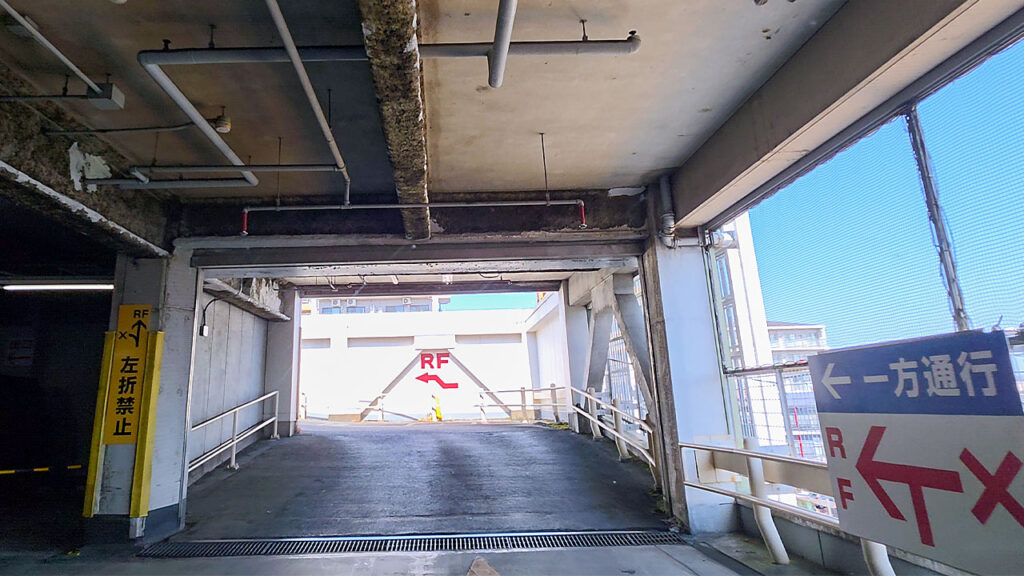 中央林間東急スクエア RF方面案内と左折禁止表示